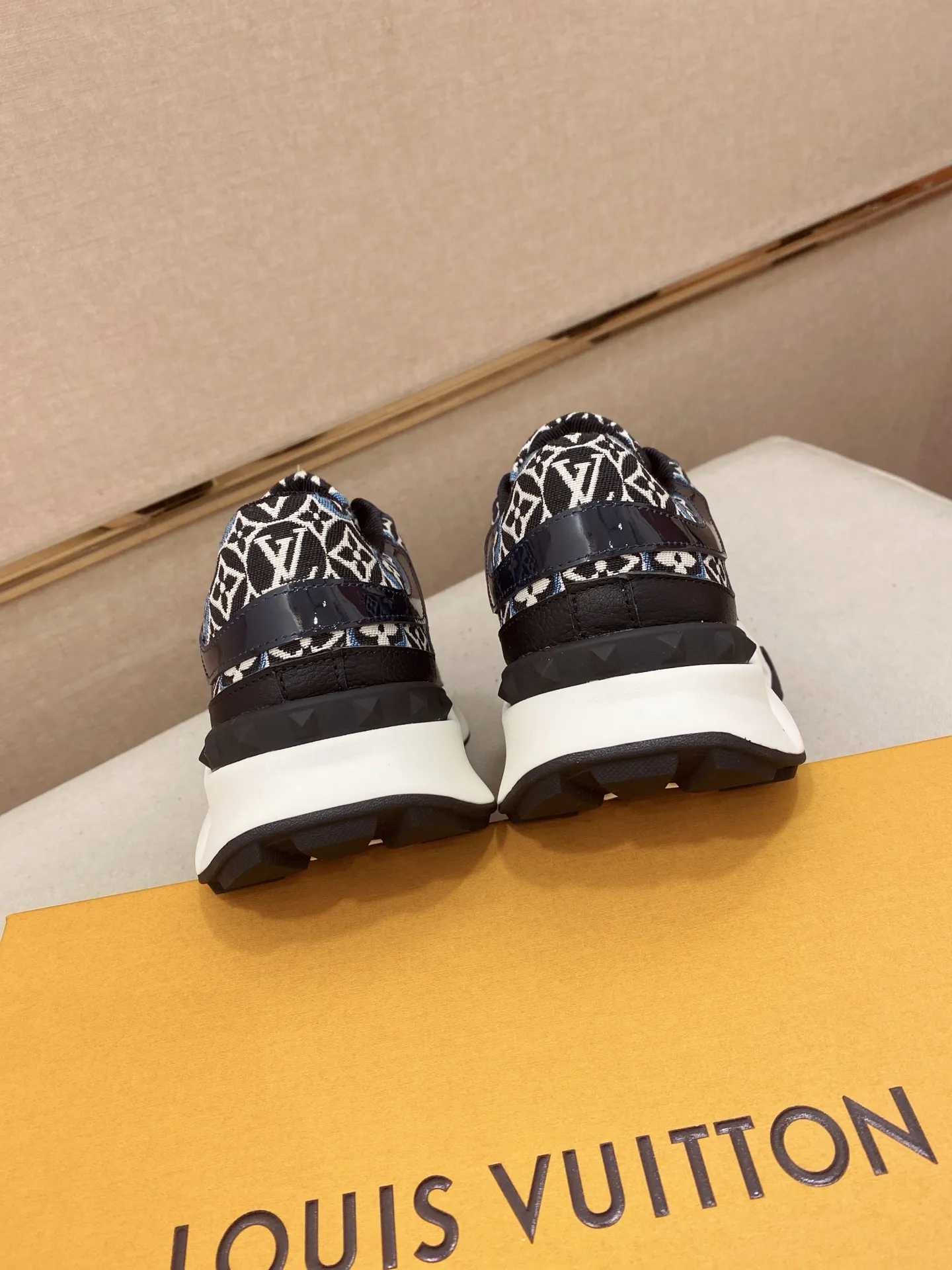 Men's shoes💰 462💰louis vuitton (Louis Vuitton/lv)🔍🔍The new counters are on sale at the same time. The uppers are imported from Italy. ️Re-engraved🇮🇹💪💪, ⚠Sole: The original sole is specially provided by the original factory, the exclusive movable molded sole is super comfortable, ⚠Original factory follow-up goods, 🔍🔍high quality, you can go in and out of the counter at will, welcome to compare⚠. Code number: 38-44 (45/46 customized, non-refundable)